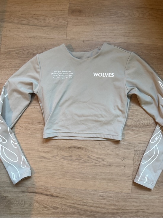 Darc Sport Tops - Darc Sport Wolves Long-Sleeve Crop Top in Light Gray